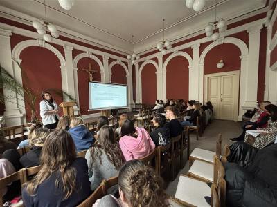 Přednáška o sociální práci v porodnici