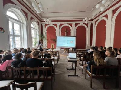 Přednáška o sociální práci v porodnici